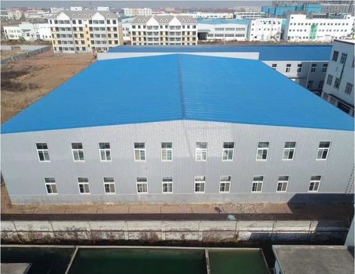 Gudang Struktur Baja dengan Jendela PVC dan Bracing Sudut