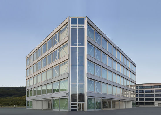 Galvanized / Cat Struktur Baja Gedung Hunian Disesuaikan