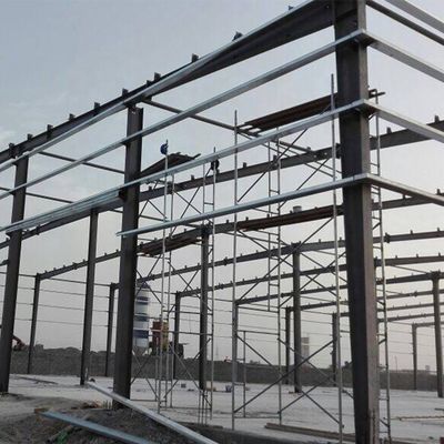 Bangunan Baja Prefabrikasi Karbon Galvanis atau Dicat Baja Frame Permukaan Dengan Atap Panel Sandwich