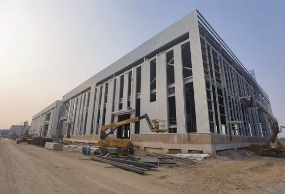 Gudang Kerangka Baja Industri Dengan Balok H Dan Sandwich Panel Atap Lapisan