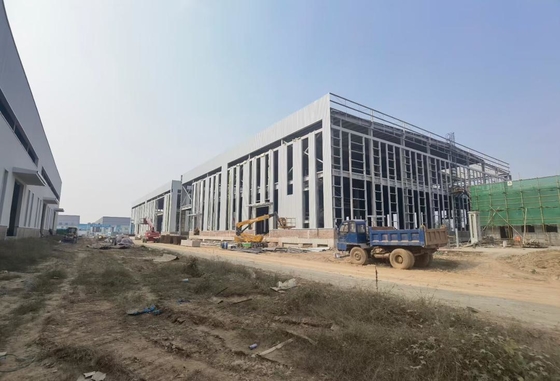 Gudang Struktur Baja Kekakuan Kuat dengan Panel Sandwich PU dan Desain Fleksibel