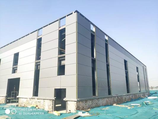 Gudang Struktur Baja tahan lama dengan Sa 2.5 Shot Blasting Level dan European S235/S355 Material Grade Featuring Steel Color Sheet Roof