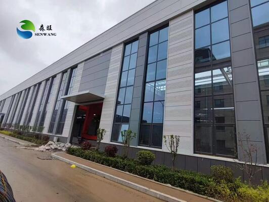 Gudang Struktur Baja Tahan Lama dengan Umur 50 Tahun Standar Pengelasan AWS D1.1 dan Pipa Penurun PVC