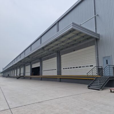 Bolt Connection Steel Structure Warehouse dengan umur 50 tahun dan cat tahan korosi untuk penyimpanan industri